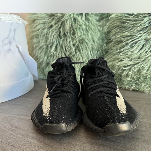 Yeezy Black Unisex 350 size 6 men size 8 women - Picture 7 of 8